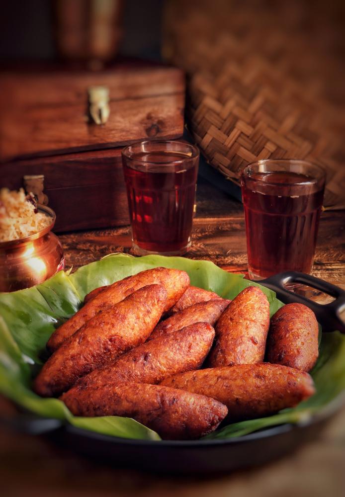 Unnakkaya with glasses of juice